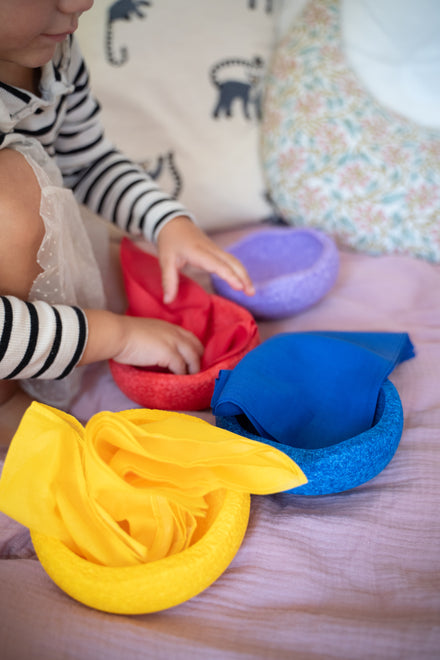 Pit & Play katoenen speeldoeken regenboog, kind speelt met de doeken in een kom