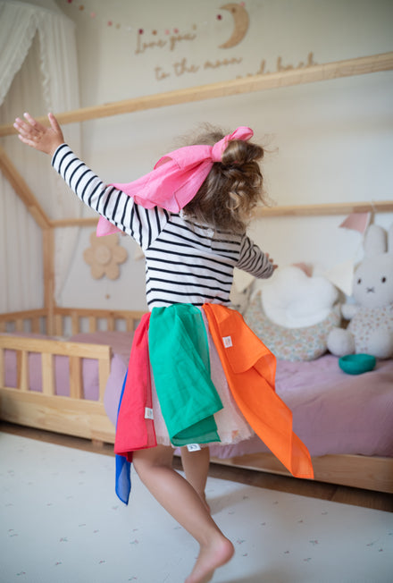 Pit & Play katoenen speeldoeken regenboog, meisje danst met de doeken