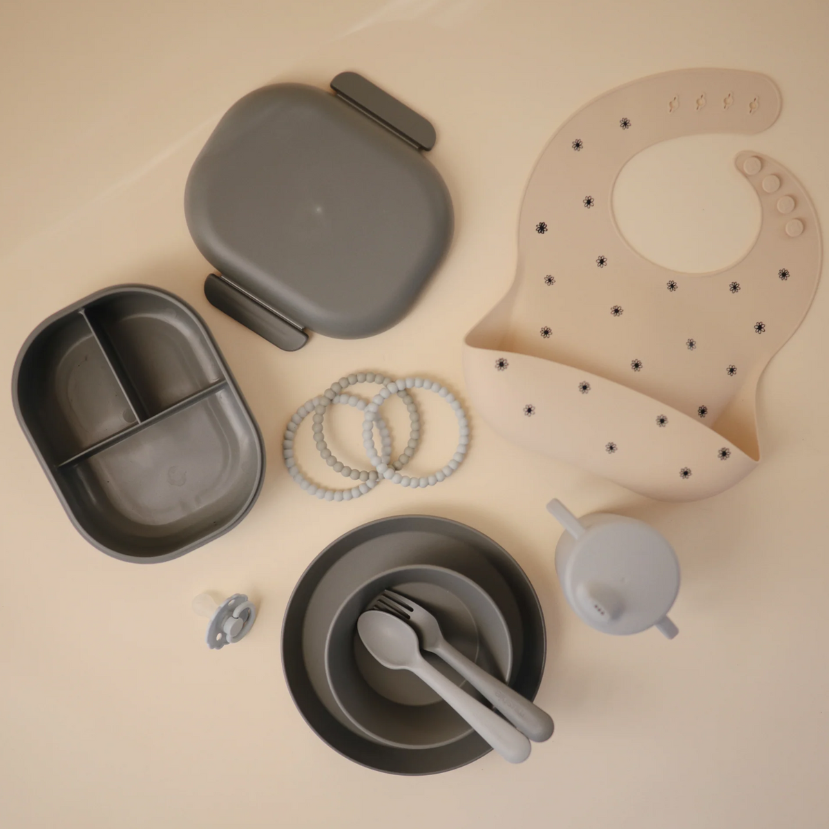 * Mushie Lunchbox Met Vakjes & Bestek | Smoke