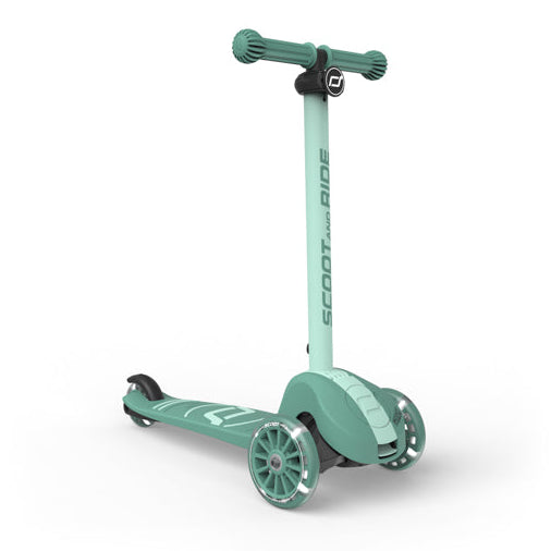 Scoot and Ride Highwaykick 3S step in Forest, schuin vooraanzicht