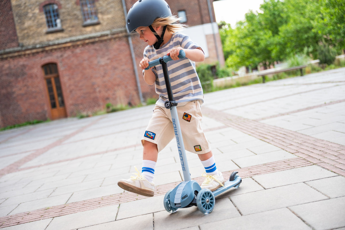 Scoot and Ride Highwaykick 3S step in Steel, schuin vooraanzicht