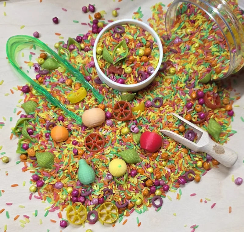 SensoryFun Speelrijst Mix Pour And Play FruitSalad met houten figuurtjes en loose parts, bij De Gele Flamingo.