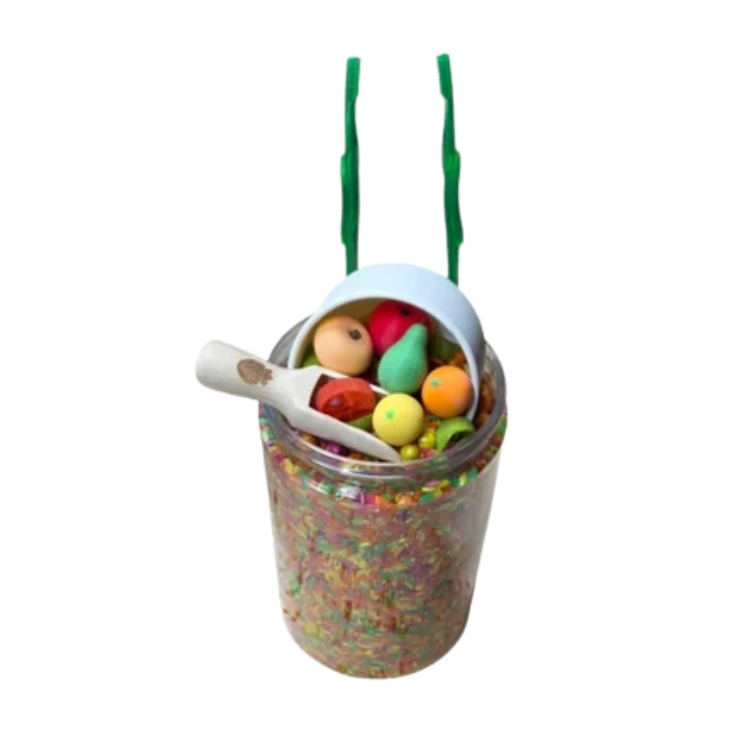 SensoryFun Speelrijst Mix Pour And Play FruitSalad met houten figuurtjes en loose parts, bij De Gele Flamingo.
