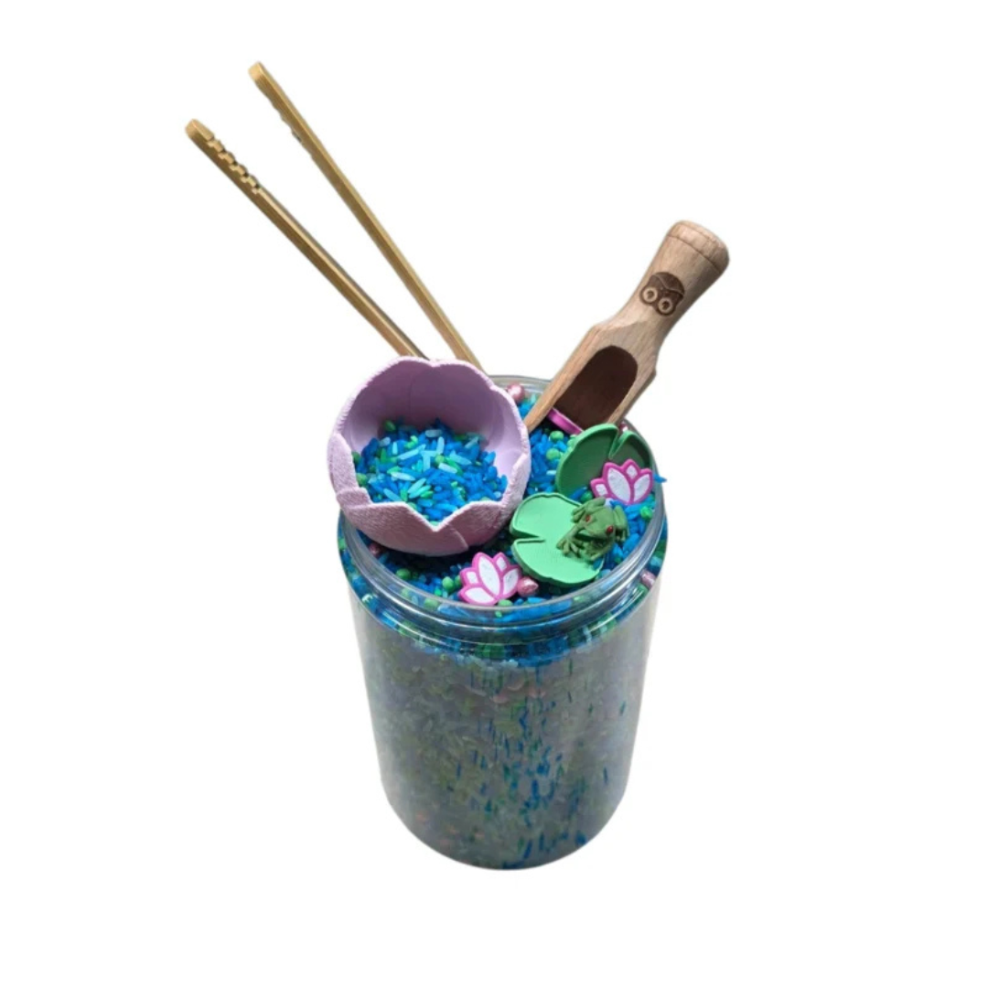SensoryFun Speelrijst Mix PourAndPlay PondLife, mega pot van 1250 ml met gekleurde speelrijst en kikkererwten bij De Gele Flamingo.
