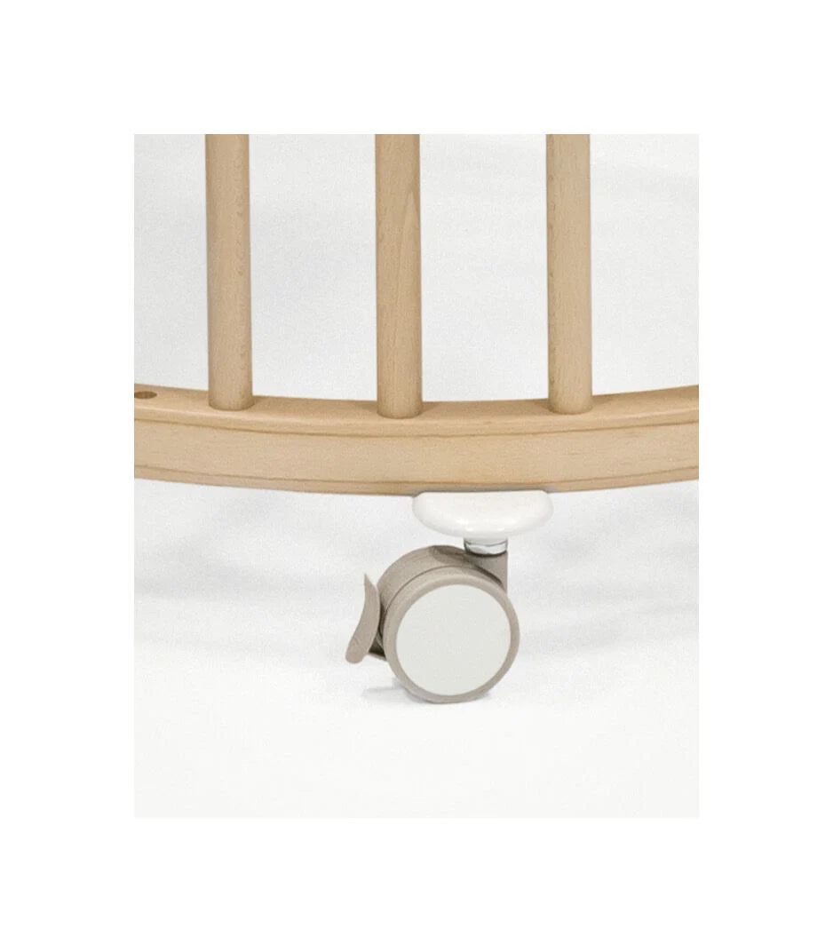 Ovale Stokke Sleepi Mini Natural van 64 x 85 x 82 cm, compacte wieg bij De Gele Flamingo.