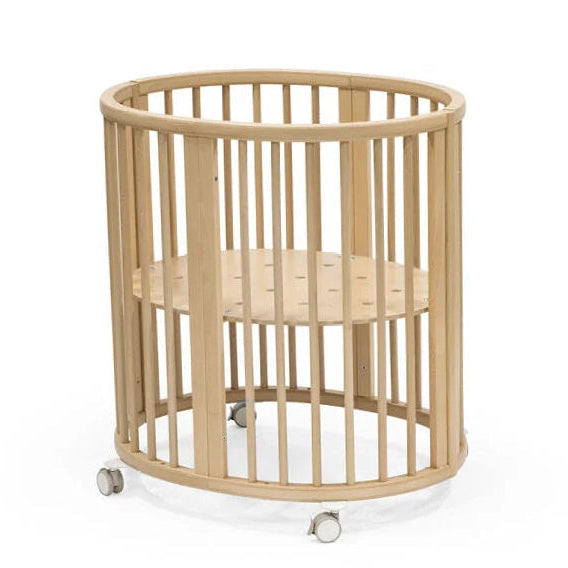 Stokke Sleepi Mini in de kleur Natural, ovale meegroeiwieg bij De Gele Flamingo.