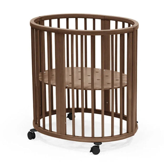 Stokke Sleepi Mini in Warm Brown, ovale meegroeiwieg bij De Gele Flamingo.