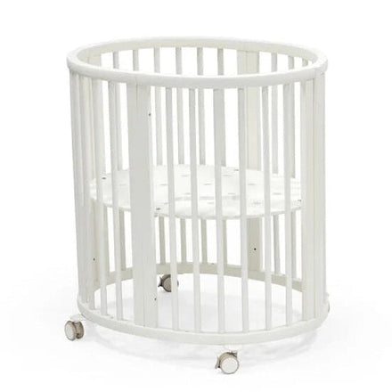 Stokke Sleepi Mini in het wit, ovale meegroeiwieg voor de babykamer bij De Gele Flamingo.