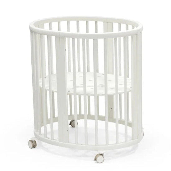 Stokke Sleepi Mini in het wit, ovale meegroeiwieg voor de babykamer bij De Gele Flamingo.