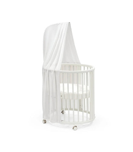 Witte Stokke Sleepi Mini van 64 x 85 x 82 cm met zwenkwielen, wieg bij De Gele Flamingo.