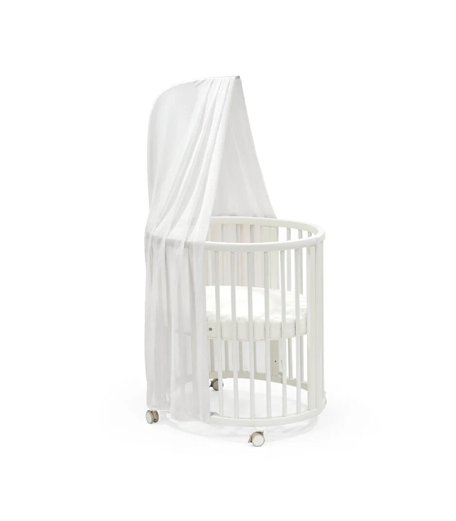 Witte Stokke Sleepi Mini van 64 x 85 x 82 cm met zwenkwielen, wieg bij De Gele Flamingo.