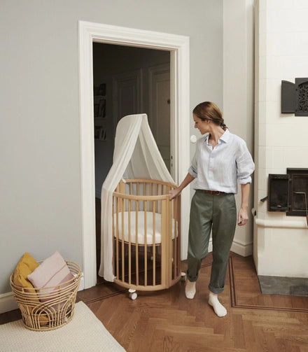 Stokke Sleepi Mini Natural met in hoogte verstelbare bedbodem, babywieg bij De Gele Flamingo.