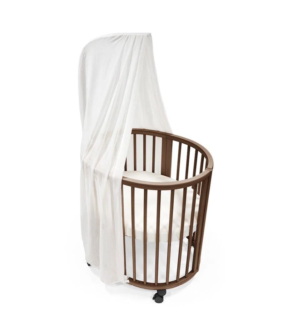 Stokke Sleepi Mini Warm Brown met vergrendelbare zwenkwielen, verrijdbaar wiegje bij De Gele Flamingo.