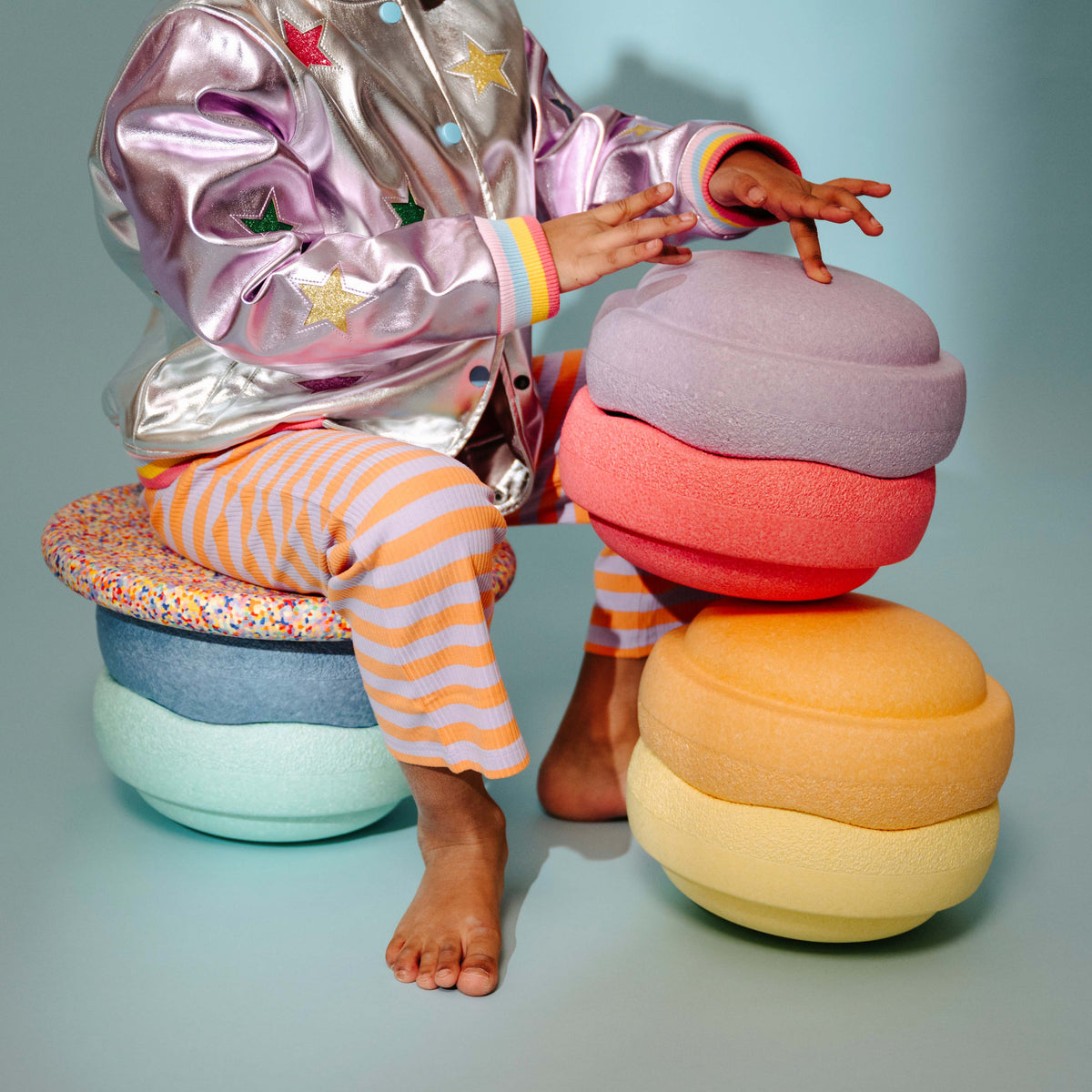 Stapelstein Super Confetti set van 6 pastel balansstenen met balance board - vooraanzicht