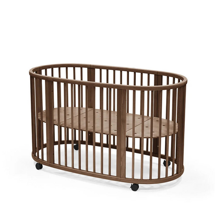 Stokke Sleepi Mini Extensiekit in Warm Brown van massief beukenhout, bij De Gele Flamingo.