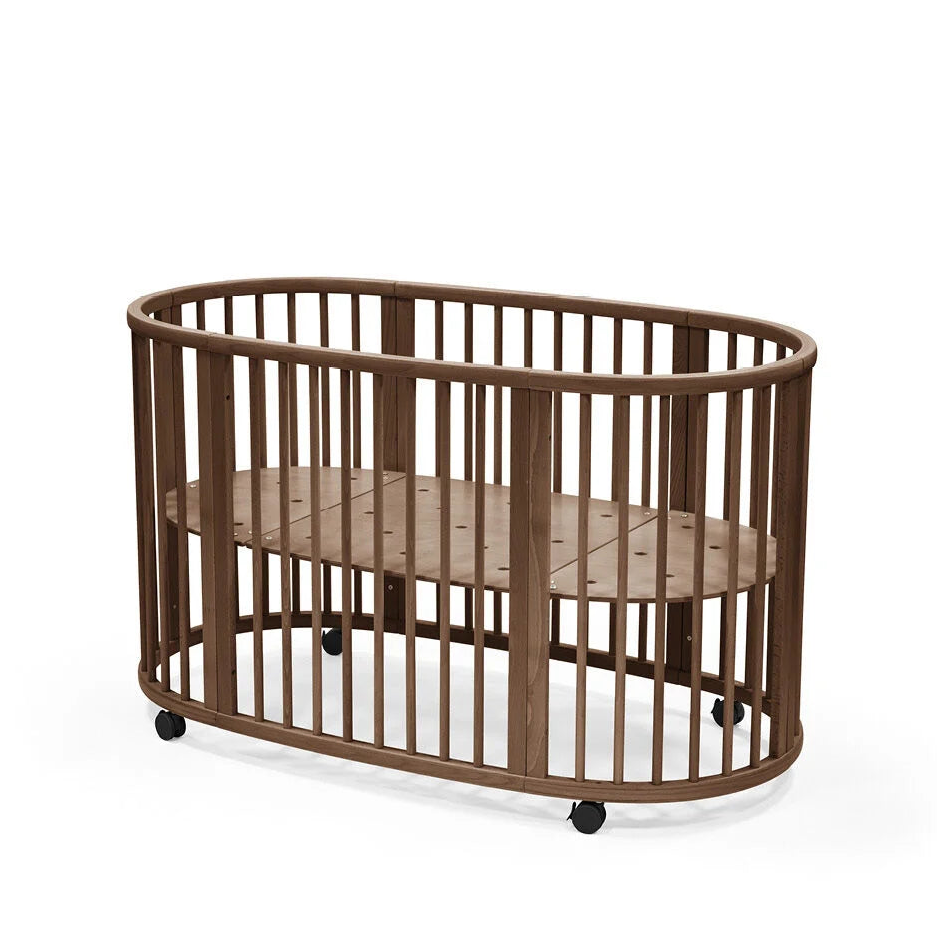 Stokke Sleepi Mini Extensiekit in Warm Brown van massief beukenhout, bij De Gele Flamingo.
