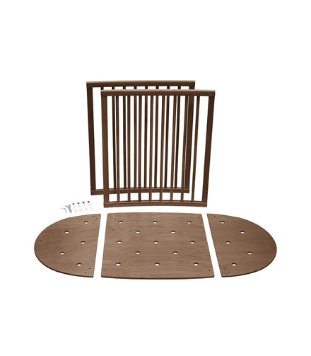 Met de Sleepi Mini Extensiekit Warm Brown van Stokke groeit het bedje tot 141 cm mee, bij De Gele Flamingo.