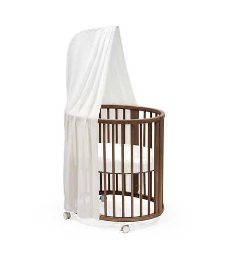 Piekstok Sleepi V3 Warm Brown van Stokke in beukenlaminaat, 62 cm hoog, te vinden bij De Gele Flamingo