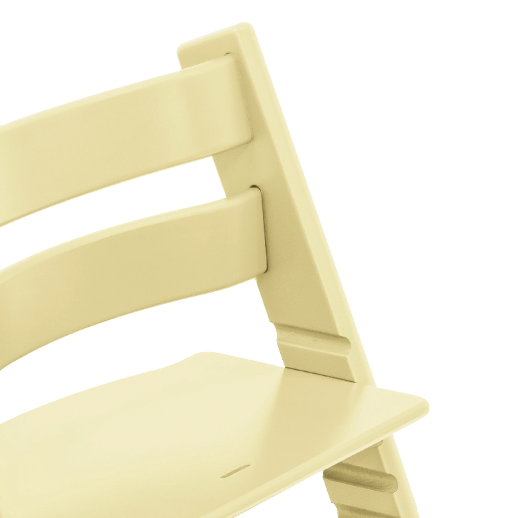 De Tripp Trapp van Stokke in Lemon Yellow heeft een in hoogte verstelbare zitplank en voetensteun, bij De Gele Flamingo.