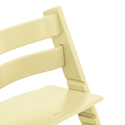 De Tripp Trapp van Stokke in Lemon Yellow heeft een in hoogte verstelbare zitplank en voetensteun, bij De Gele Flamingo.