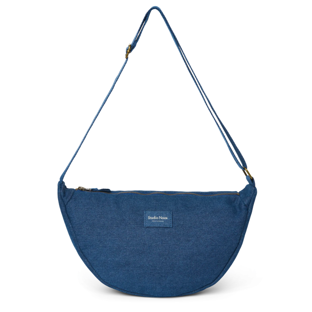 Studio Noos Adult Fanny Pack in donkerblauwe denim, compacte heuptas bij De Gele Flamingo