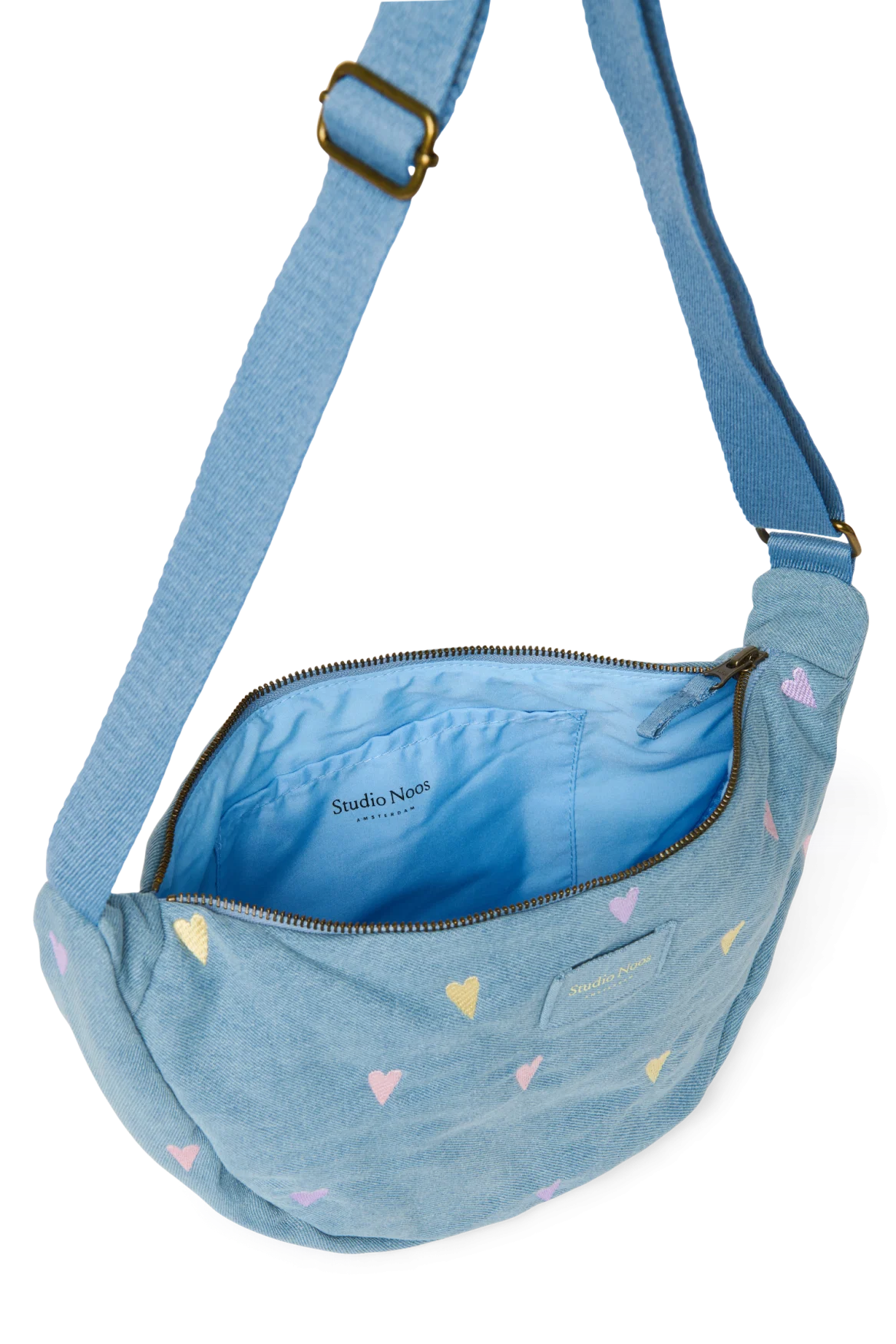 Studio Noos Adult Fanny Pack in lichtblauwe denim met geborduurde hartjes, bij De Gele Flamingo