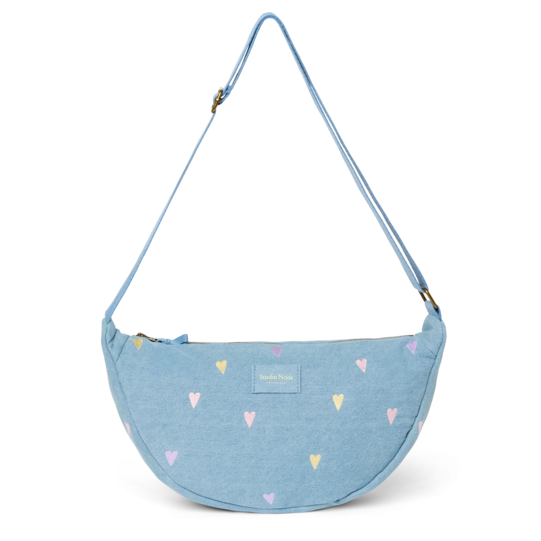 Studio Noos Adult Fanny Pack in lichtblauwe denim met geborduurde hartjes, bij De Gele Flamingo