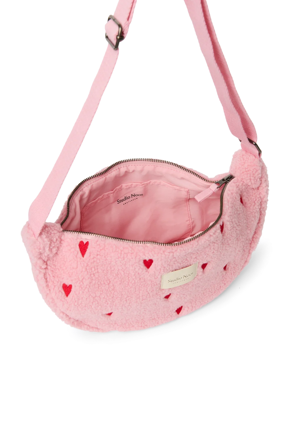 Lichtroze teddy heuptas van Studio Noos met hoofdvak met ritssluiting, verkrijgbaar bij De Gele Flamingo