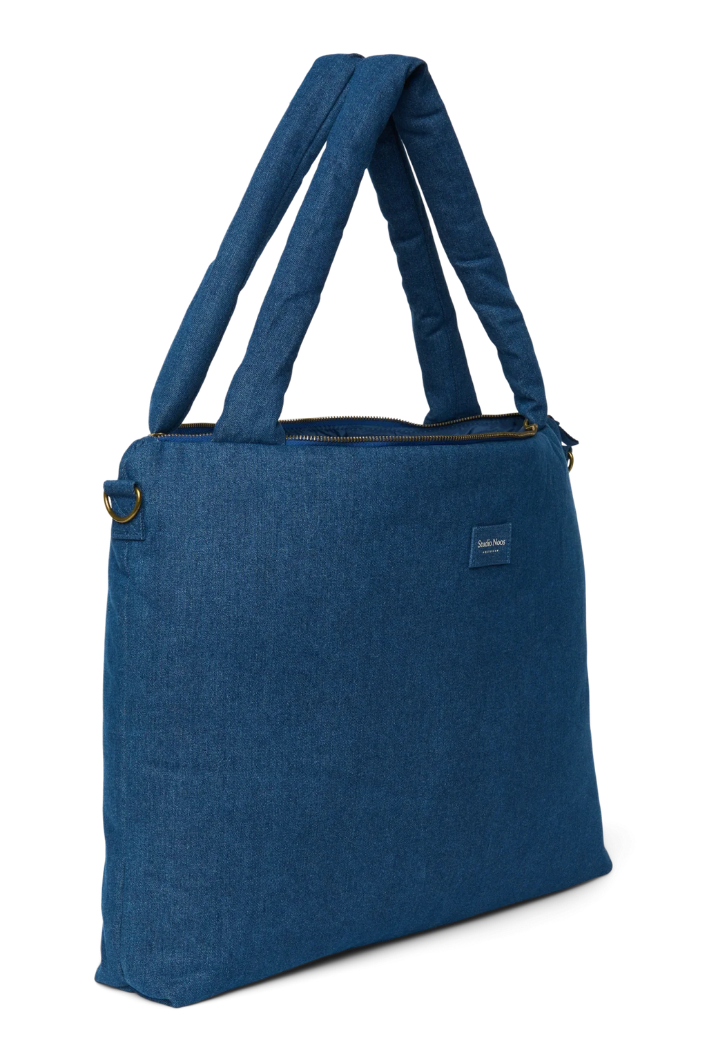 Luiertas van Studio Noos in donkerblauwe denim met ingebouwde flessenhouder, bij De Gele Flamingo