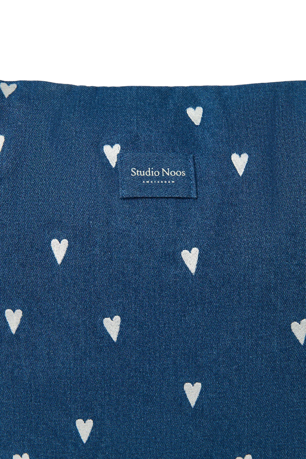 Donkerblauwe denim luiertas met hartjes van 58 x 8 x 46 cm van Studio Noos, bij De Gele Flamingo