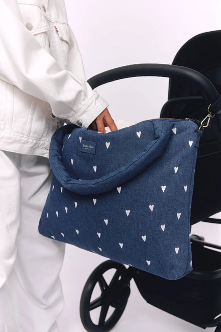Studio Noos Denim Hearts luiertas met rits in katoenmix, ruime babytas bij De Gele Flamingo
