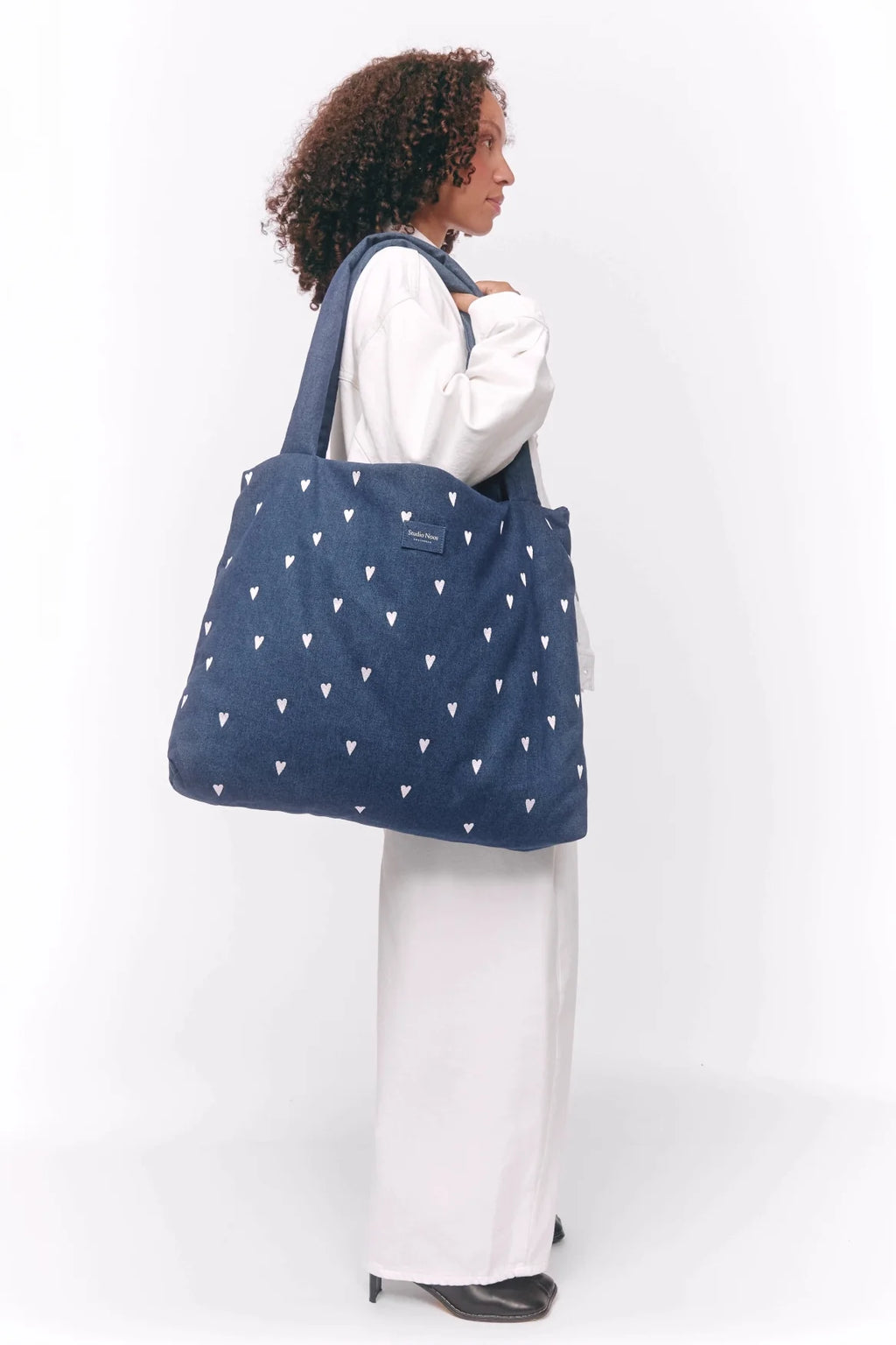 Mom Bag van Studio Noos in donkerblauwe denim van 58 x 8 x 46 cm, bij De Gele Flamingo