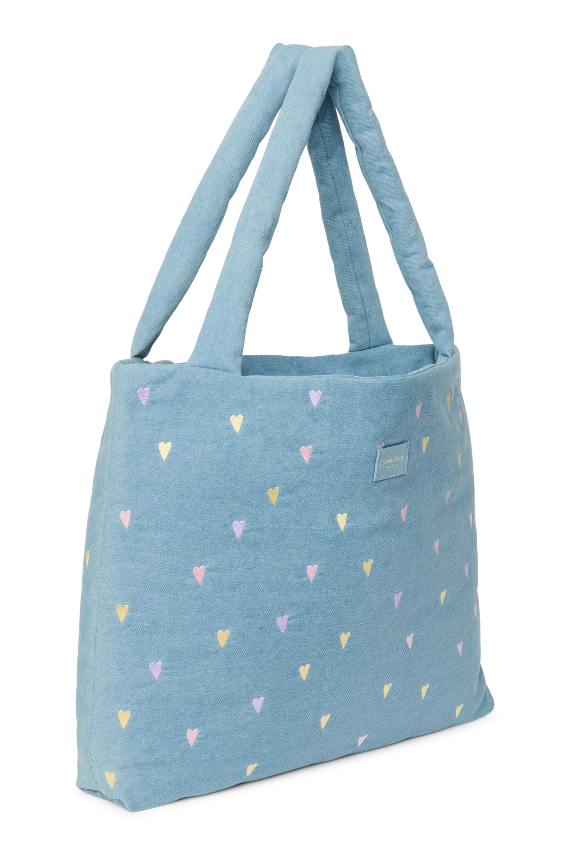 Studio Noos Mom Bag in lichtblauwe denim met geborduurde pastelkleurige hartjes, De Gele Flamingo