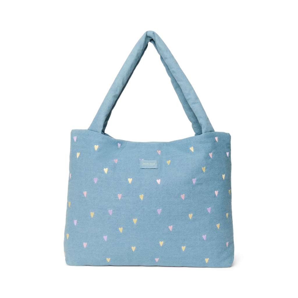 Studio Noos Mom Bag in lichtblauwe denim met geborduurde pastelkleurige hartjes, De Gele Flamingo