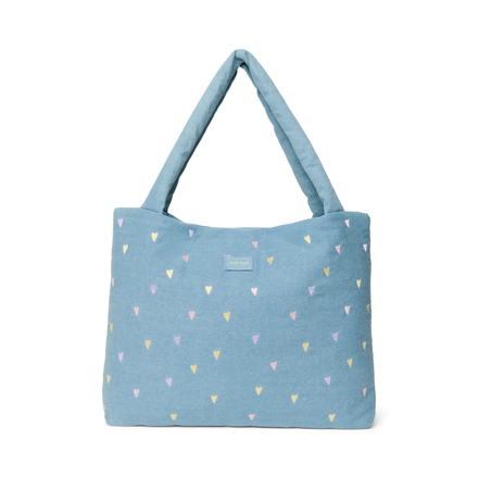 Studio Noos Mom Bag in lichtblauwe denim met geborduurde pastelkleurige hartjes, De Gele Flamingo