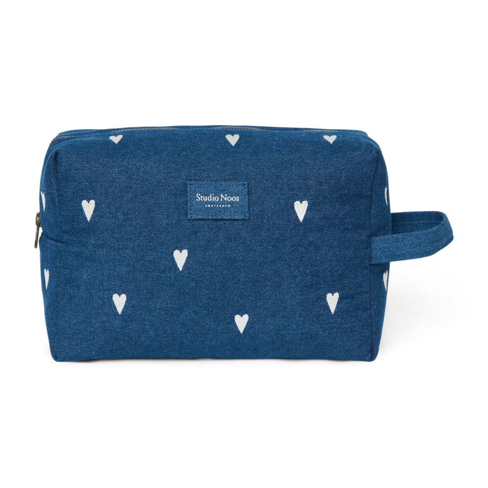 Studio Noos toilettas in donkerblauwe denim met geborduurde hartjes, bij De Gele Flamingo