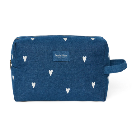 Studio Noos toilettas in donkerblauwe denim met geborduurde hartjes, bij De Gele Flamingo