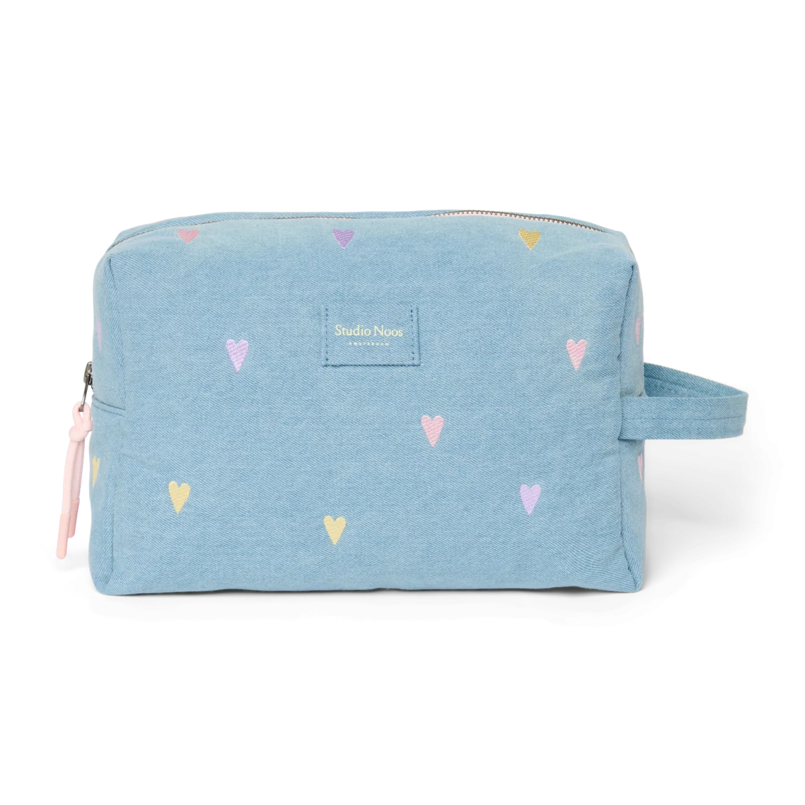 Studio Noos toilettas in lichtblauwe denim met geborduurde pastelkleurige hartjes, De Gele Flamingo