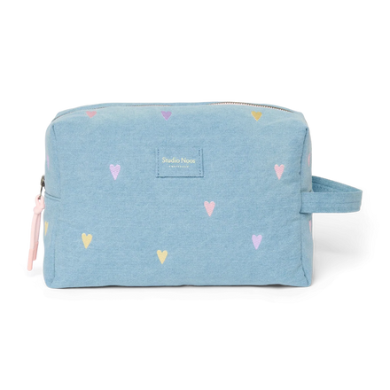 Studio Noos toilettas in lichtblauwe denim met geborduurde pastelkleurige hartjes, De Gele Flamingo