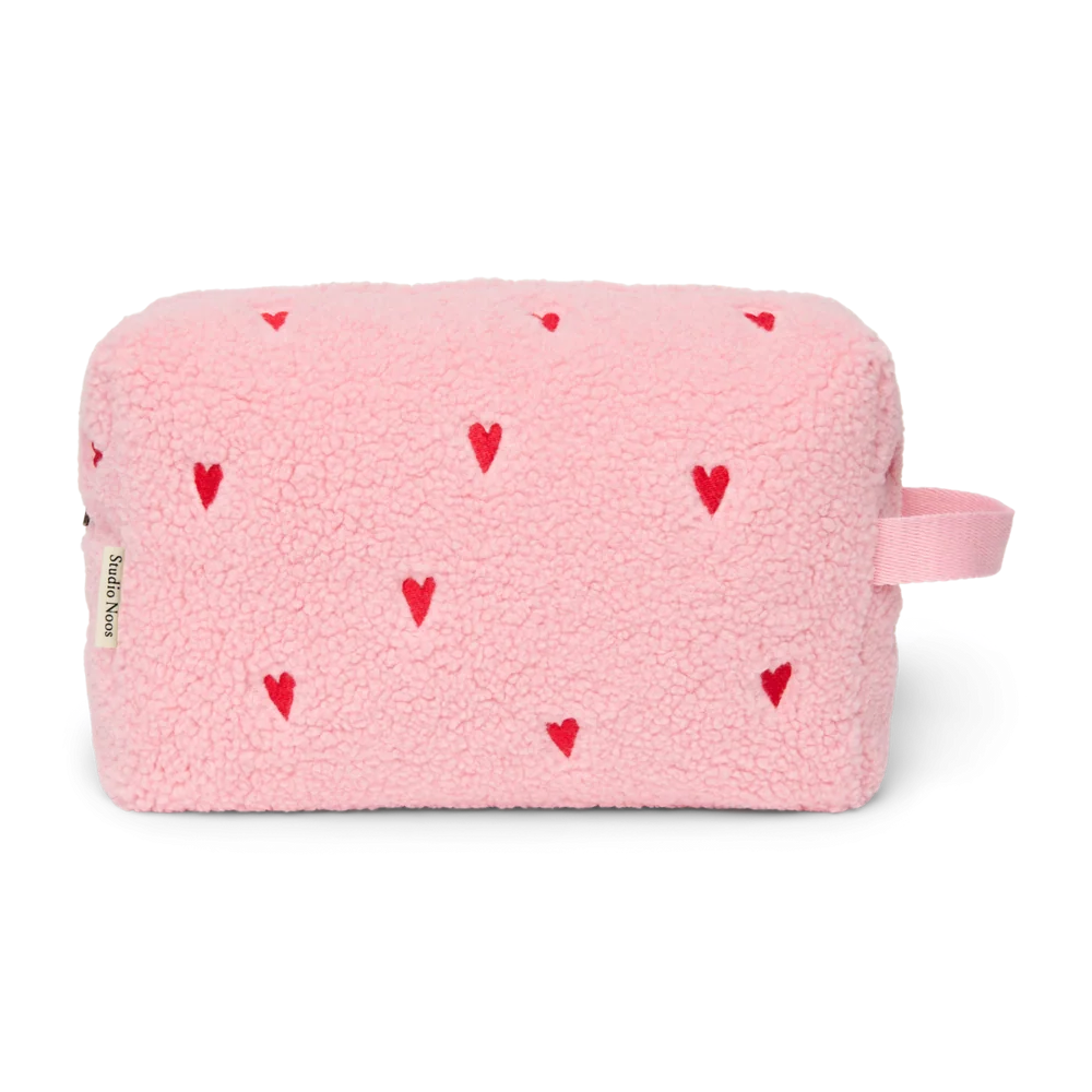 Studio Noos toilettas in lichtroze teddy met geborduurde hartjes bij De Gele Flamingo