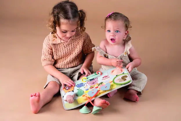 Taf Toys Peek, Pop en Play Station met 12 interactieve elementen, te koop bij De Gele Flamingo.