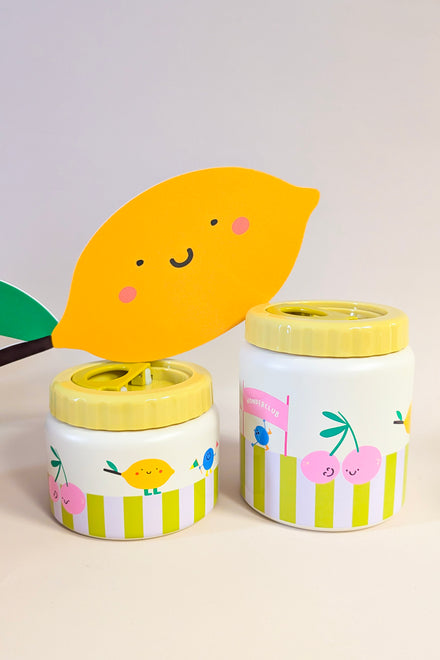 The Cotton Cloud Thermo Food Jar Cherry Pop met dubbelwandige isolatie, verkrijgbaar bij De Gele Flamingo.