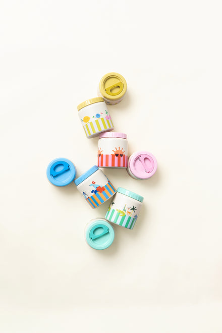 The Cotton Cloud Thermo Food Jar Woof Gang met brede opening voor vlot vullen, bij De Gele Flamingo.