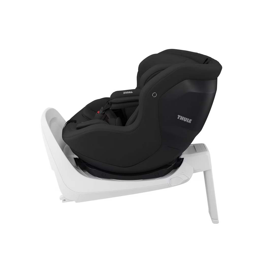 Thule Elm peuter autostoel Black past op de Thule Alfi ISOFIX-base, te koop bij De Gele Flamingo