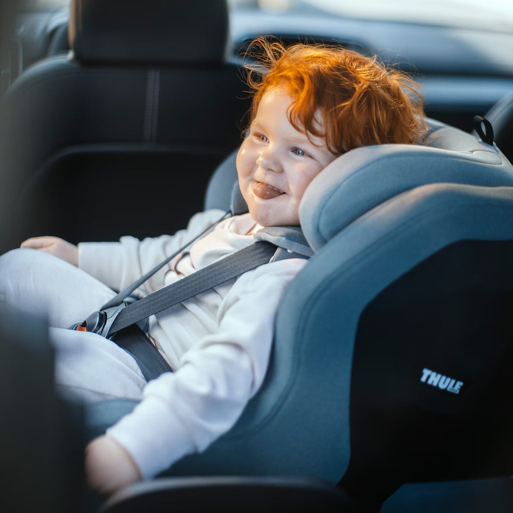 Thule Elm peuter autostoel Black met drie verstelbare ligstanden, gekozen door De Gele Flamingo