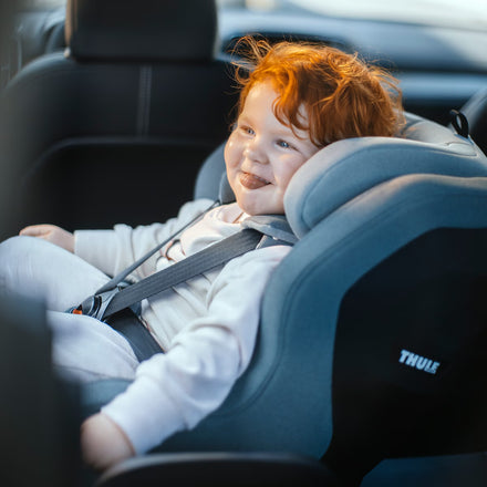 Thule Elm peuter autostoel Black met drie verstelbare ligstanden, gekozen door De Gele Flamingo