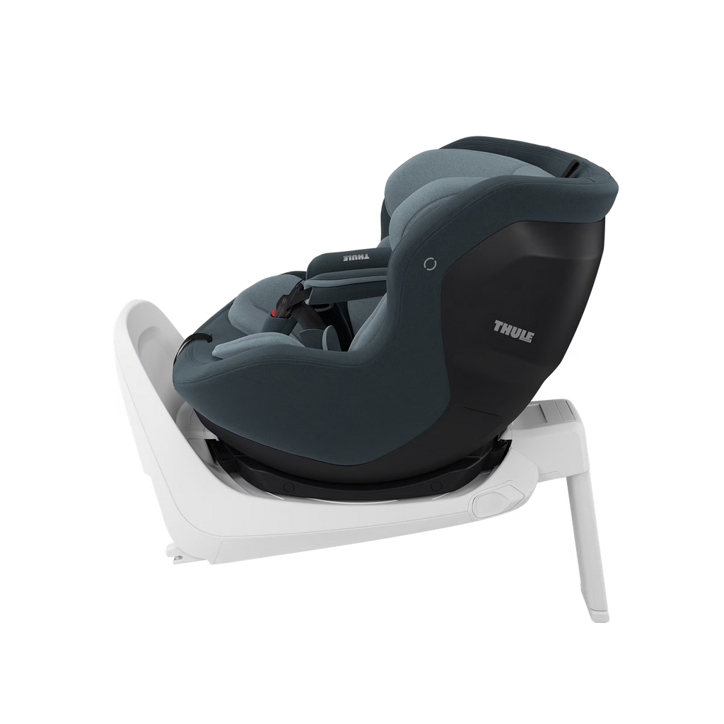 Thule Elm peuter autostoel Darkest Blue past op de Thule Alfi ISOFIX-base, te koop bij De Gele Flamingo