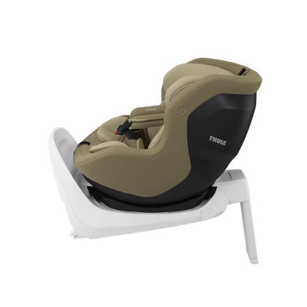 Thule Elm peuter autostoel Faded Khaki past op de Thule Alfi ISOFIX-base, te koop bij De Gele Flamingo