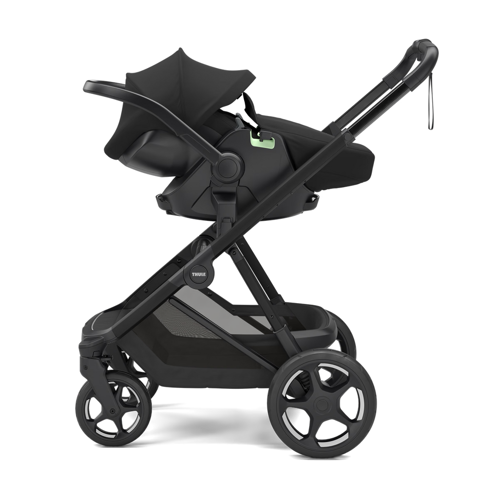 Thule Maple autostoel Black met gewatteerde 3-punts veiligheidsgordel, bij De Gele Flamingo