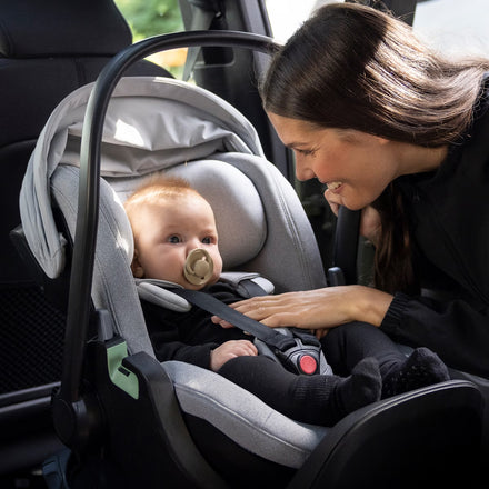 Thule Maple autostoel Black met waterafstotende zonnekap met UPF50+ bescherming, bij De Gele Flamingo